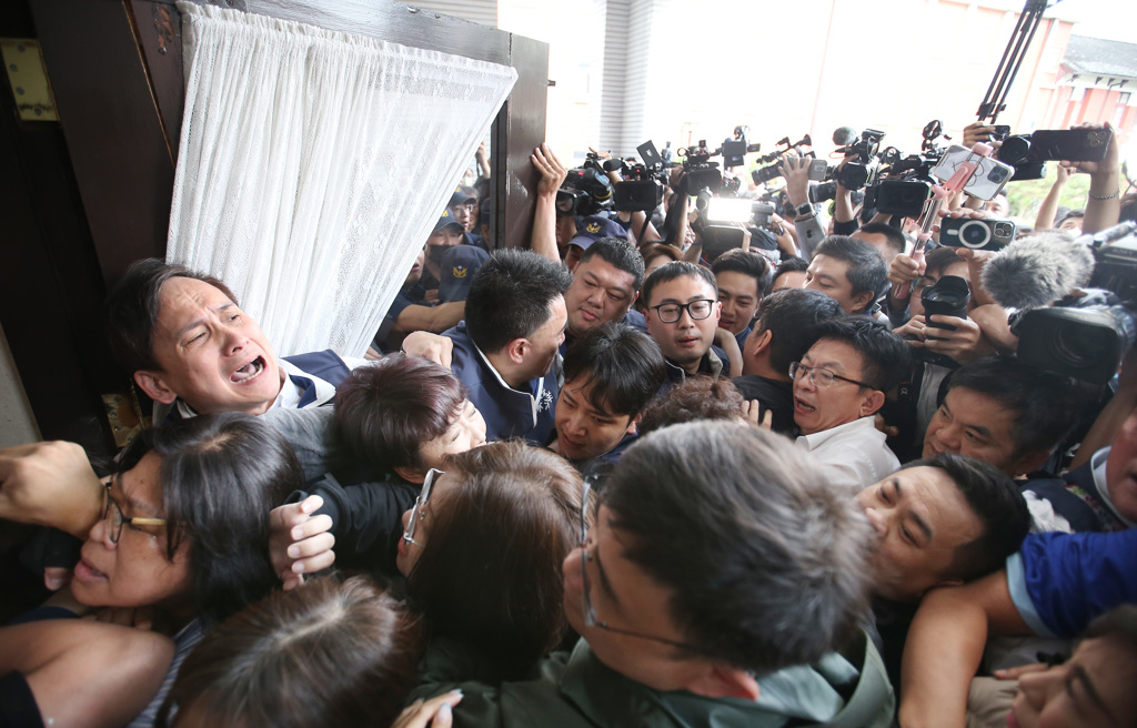 雙方爆發激烈沖突 雙方爆發激烈沖突