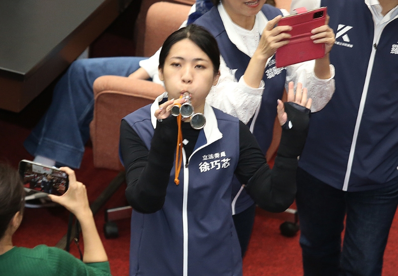 “立法院”17日院會表決“國家通訊傳播委員會組織法第四條及第五條條文修正草案”時，徐巧芯一度吹起汽笛。 （姚志平攝）