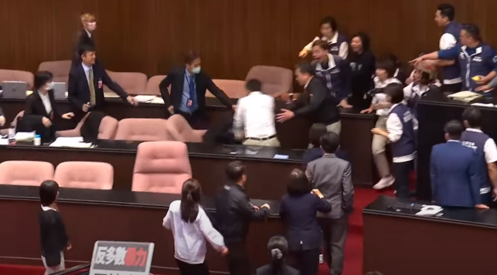 郭國文(白衣者)出手搶奪周萬來的記事本和文件 郭國文(白衣者)出手搶奪周萬來的記事本和文件