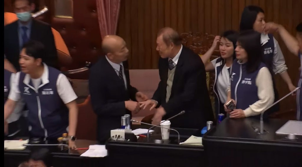 周萬來一臉無奈的走回座位 周萬來一臉無奈的走回座位