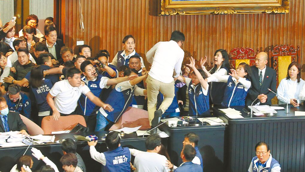 郭國文(白衣者)強行爬過人群準備占領主席臺 郭國文(白衣者)強行爬過人群準備占領主席臺