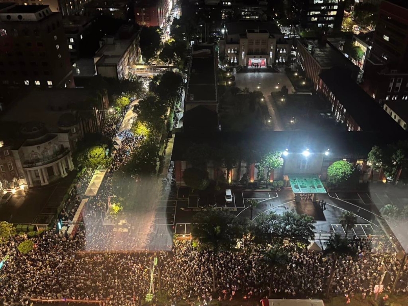 民眾已經填滿青島東路