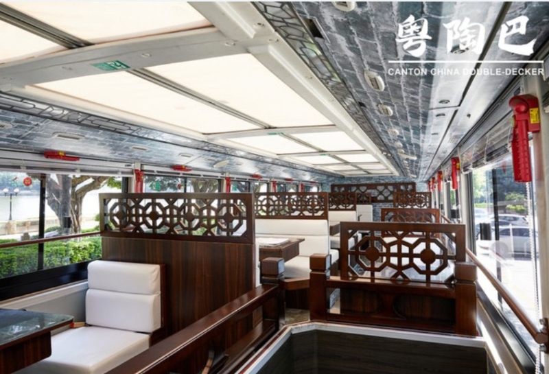 觀光巴士內部經過改裝，裝潢以西關建筑為主題