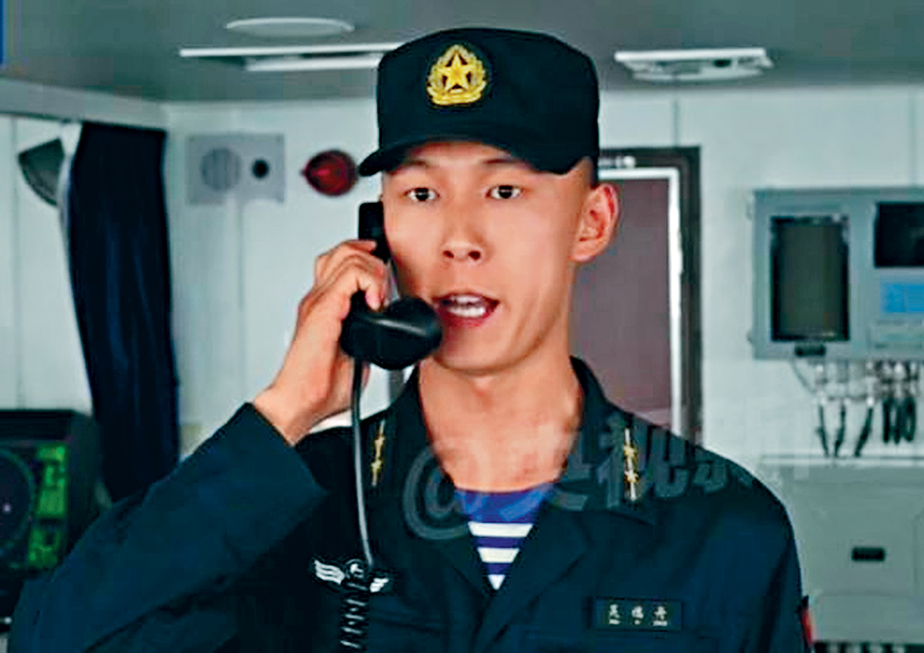 解放軍官兵向臺艦喊話 解放軍官兵向臺艦喊話