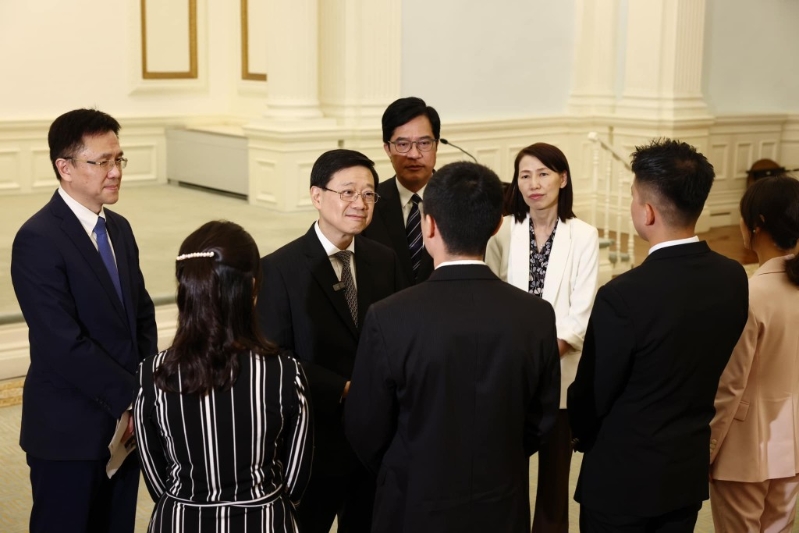 李家超去年與10多名專家候選人會面 李家超去年與10多名專家候選人會面