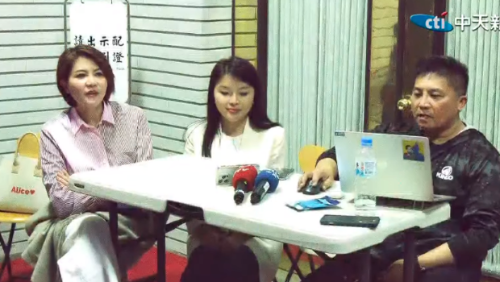 國民黨“立委”陳菁徽、吳宗憲和張嘉郡昨晚駐守議場大門