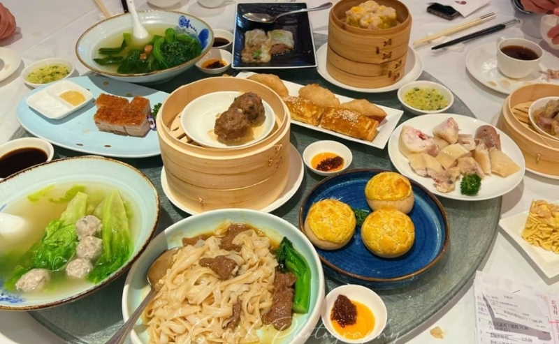 位于中國首家五星級酒店白天鵝賓館內，與酒店內的玉堂春暖，同是米芝蓮一星粵菜餐廳。