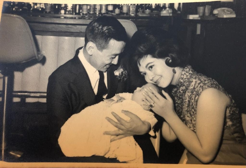 父母把龍宗瀚摟入懷 父母把龍宗瀚摟入懷