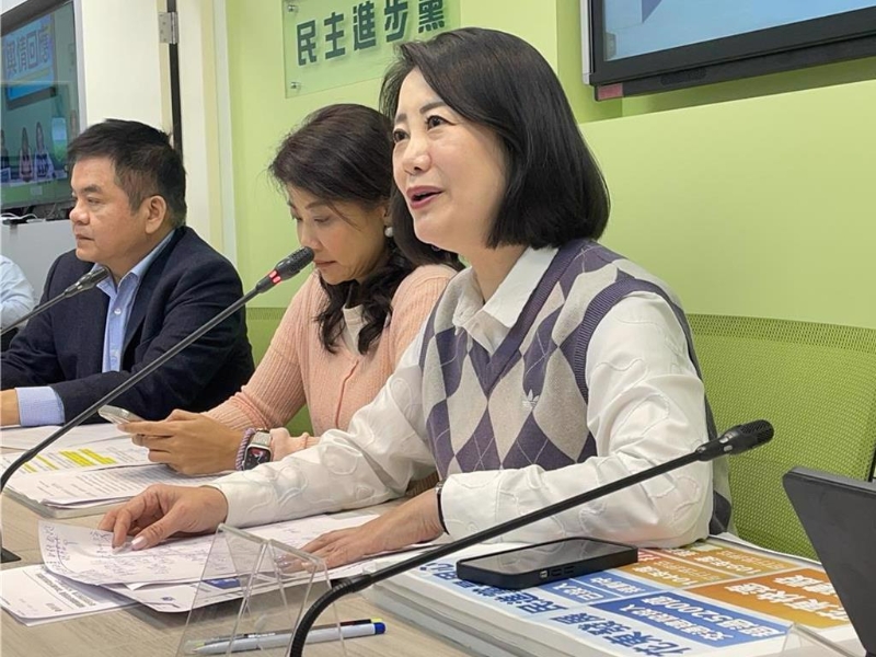 吳思瑤(右1) 吳思瑤(右1)