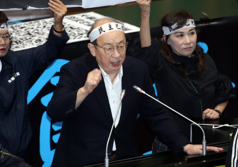 綠委總召柯建銘（中）見國會改革法案表決無力回天，只好喊出北京管轄等字眼表達不滿。中時資料圖
