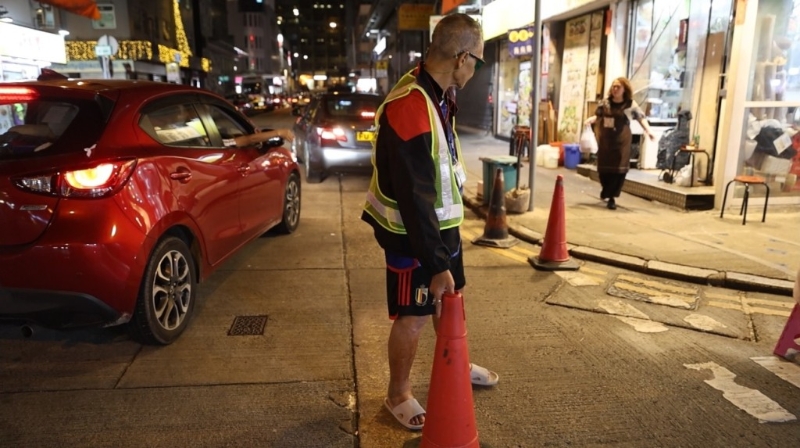 Ricky近年在廟街當義務工作，指揮途經的車輛穿過行車路，亦會幫助協助車輛泊車。