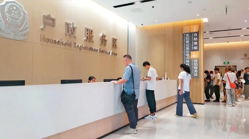 內地的指定行政服務中心受理港人申請居住證。