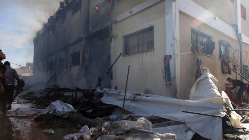 以色列坦克中汗尤尼斯近東救濟工程處(UNRWA)職業培訓中心，這里被巴勒斯坦難民用作避難所。美聯社