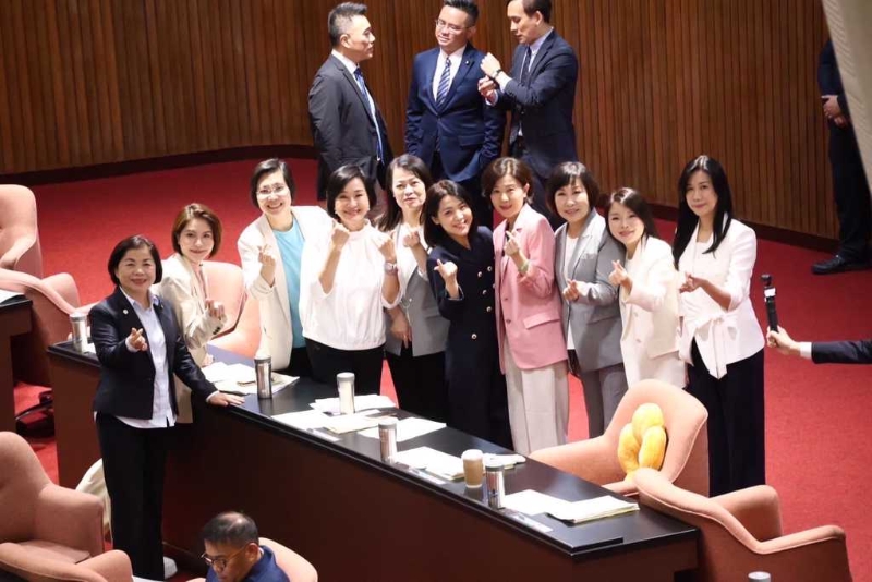國民黨女“立委”們卸下戰斗裝 國民黨女“立委”們卸下戰斗裝