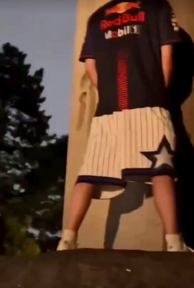 “鐵頭”先向石柱小便。