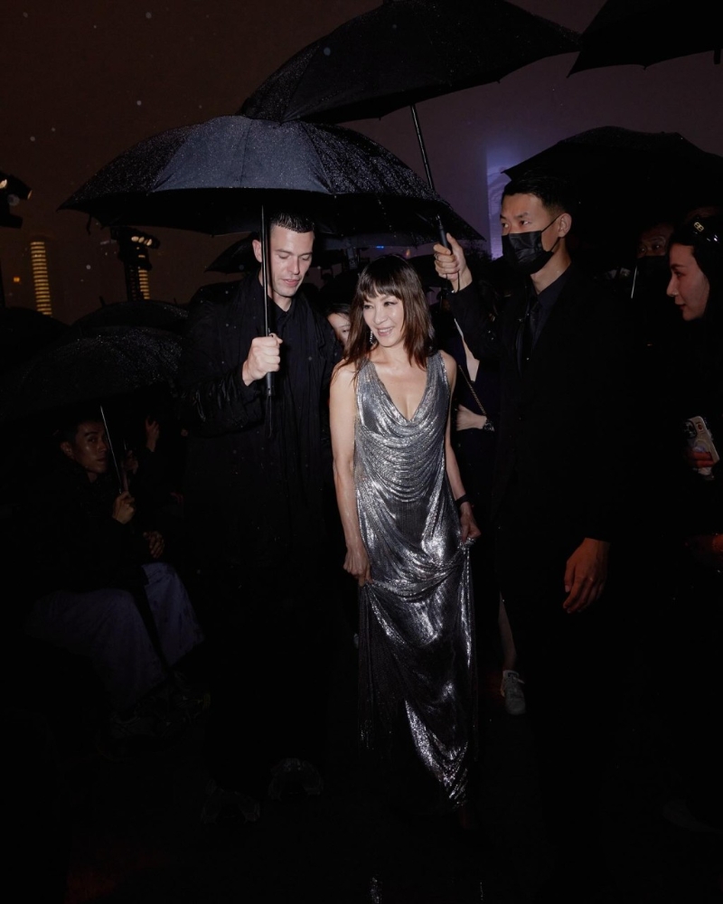 當日上海下起毛毛雨，短片見楊紫瓊獲至少4名工作人員護駕。