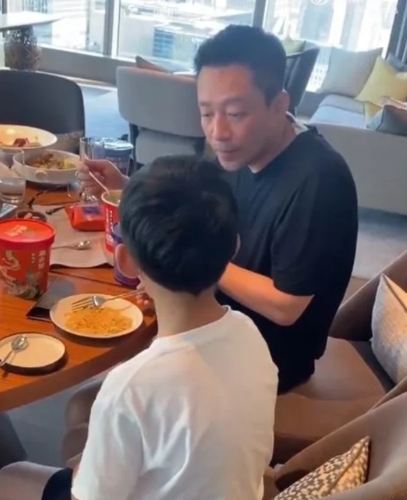 汪小菲和兒子箖箖。翻攝自微博