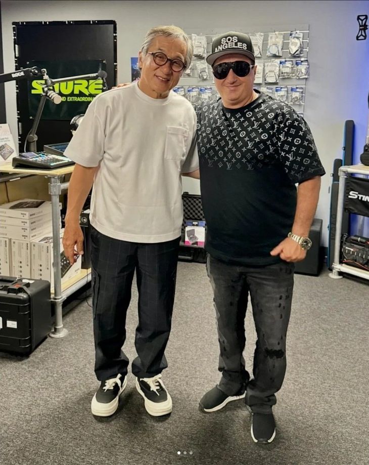 成龍一頭銀絲令容貌顯老。