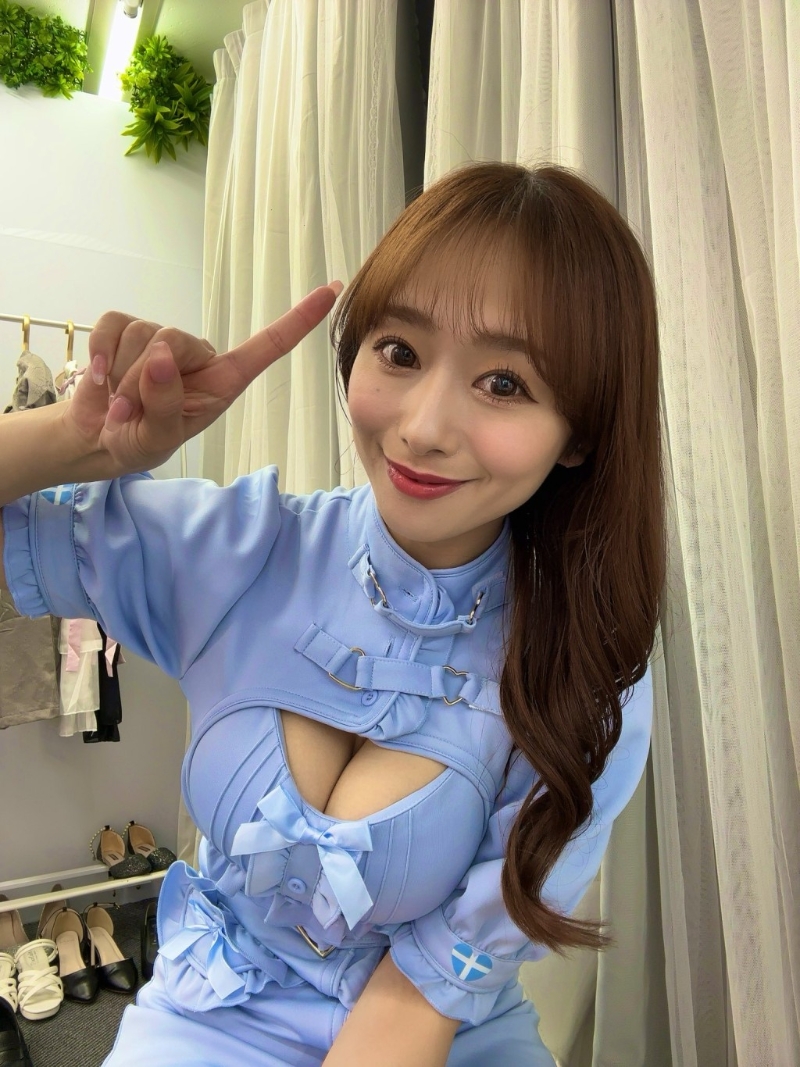 白石茉莉奈被封“最強媽媽”、“暗黑人妻”。