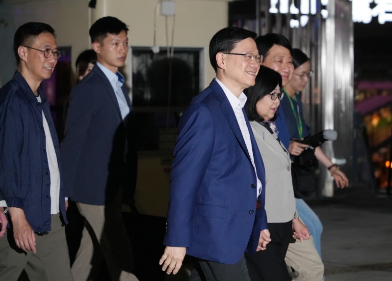 特首李家超帶同夫人林麗嬋，與文化體育及旅游局局長楊潤雄一同到場觀賞。