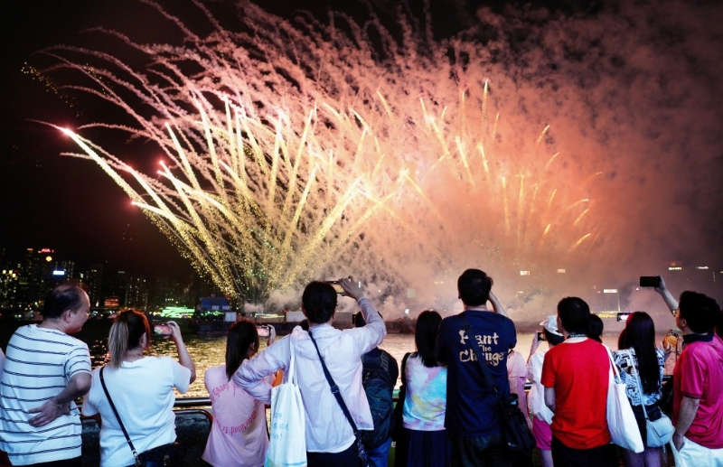 灣仔海濱上演海上煙火