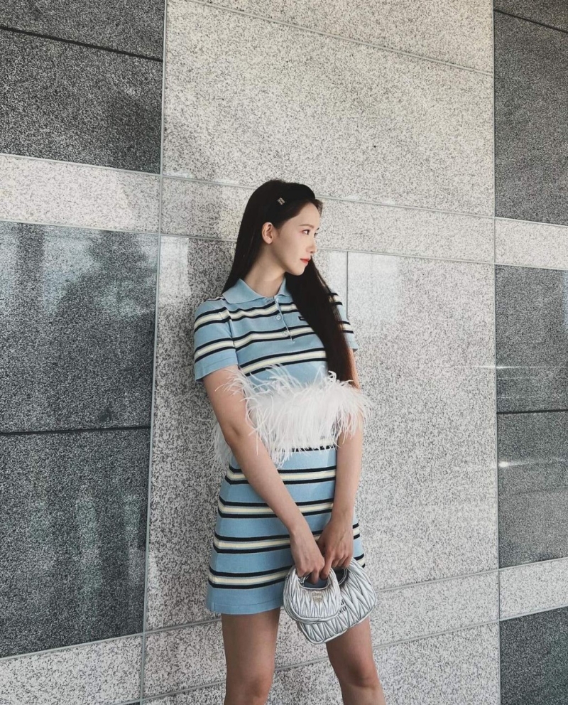 韓星允兒以Polo Shirt及迷你裙，襯以Miu Miu黑色粗發箍，造型充滿學院風格。 （圖片來源：IG@yoona__lim）