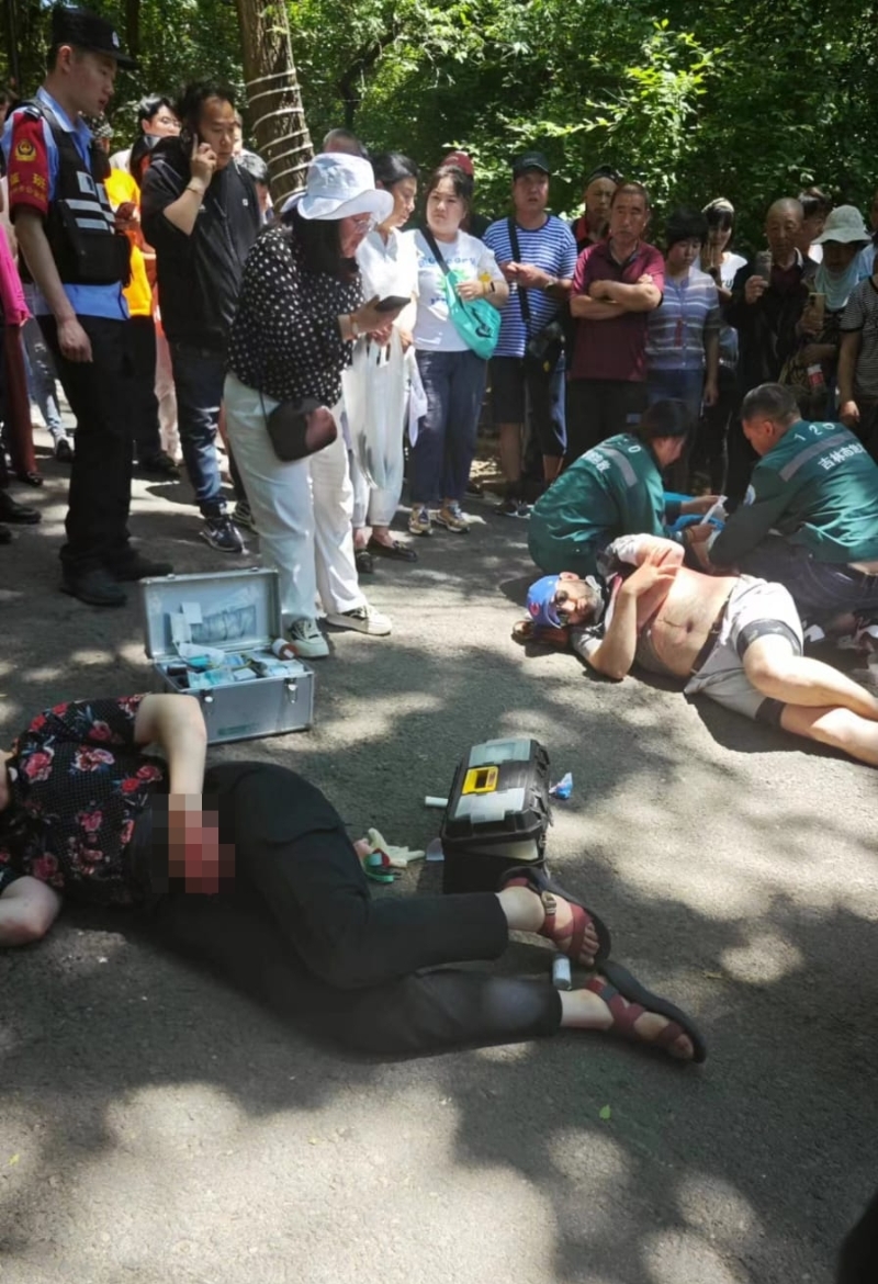 兩名疑是外國人躺在地上，救護人員到場處理。