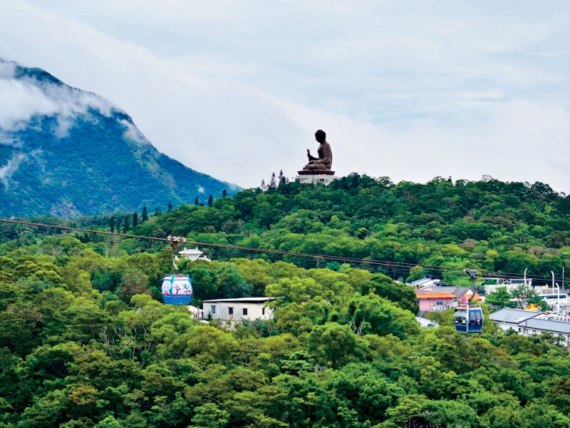 乘坐昂坪纜車可眺望莊嚴大佛。
