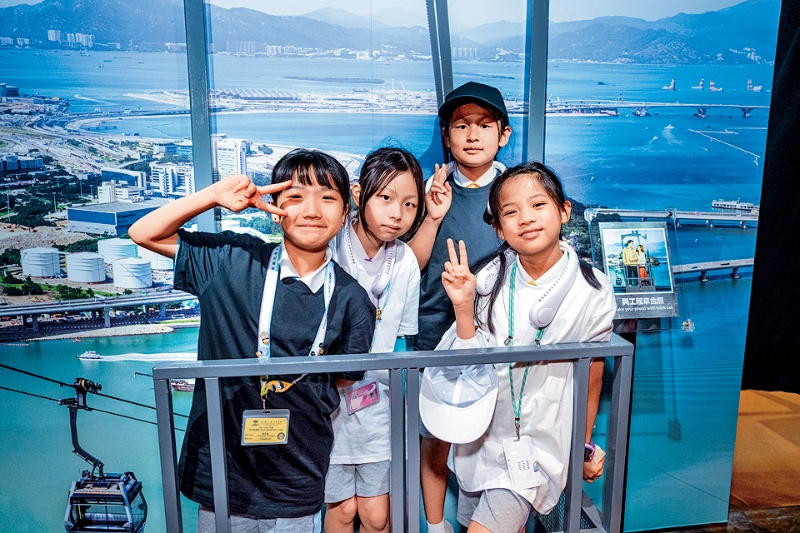 同學在參與快閃活動外，亦乘搭了纜車及游覽了天壇大佛、心經簡林等景點