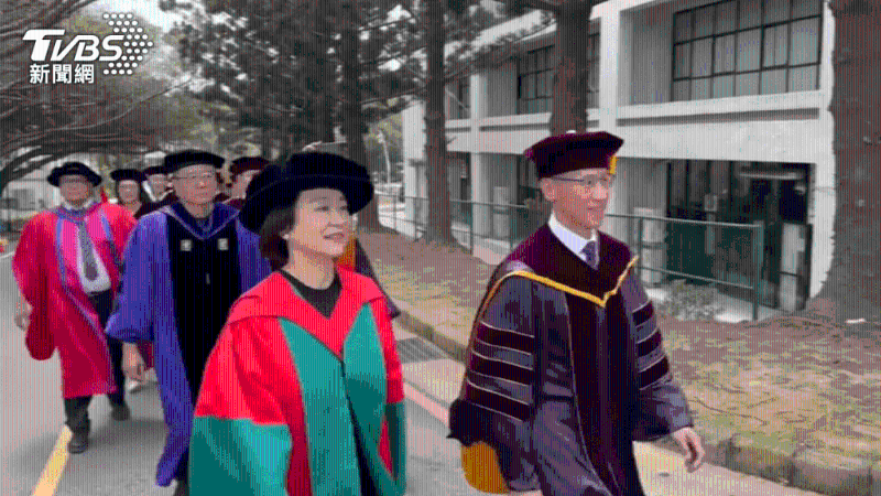 身為國際巨星的林青霞相當親民，與校長從畢業生進場的入口進入，即使身穿長袍仍在炎熱天氣中，走上一段路。