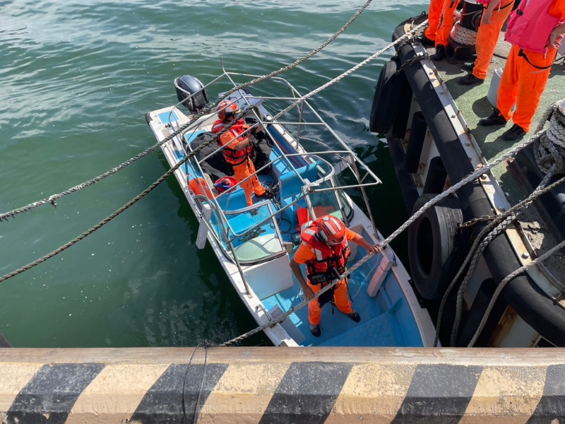 大陸一名男子駕駛快艇登陸淡水漁人碼頭。