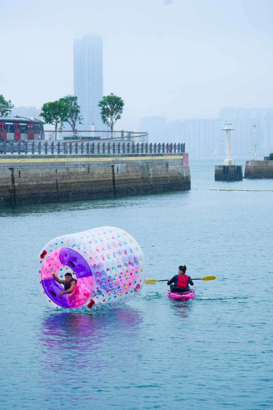 水上風火輪轆過維港。