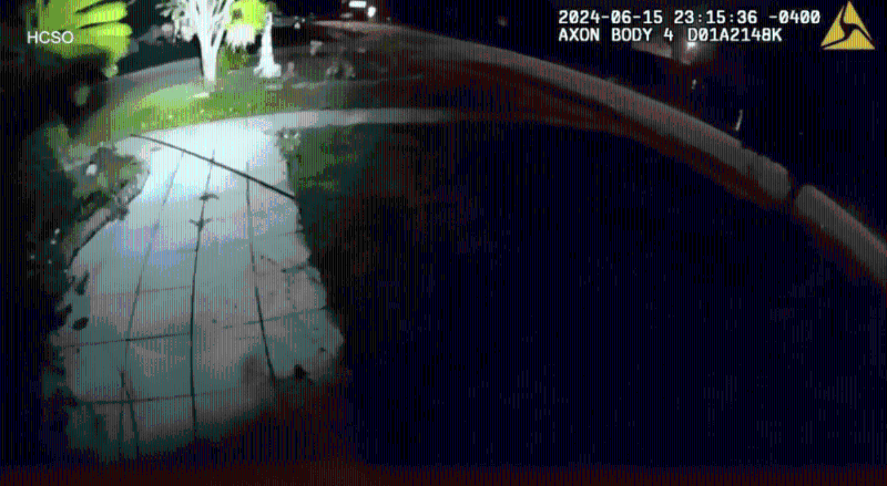 槍戰過程被警員的隨身攝影機拍下。