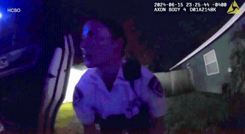 一名女同僚前來幫忙制血。