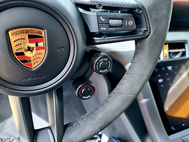 盤右下方多了兩個駕駛模式及懸掛模式快捷旋鈕