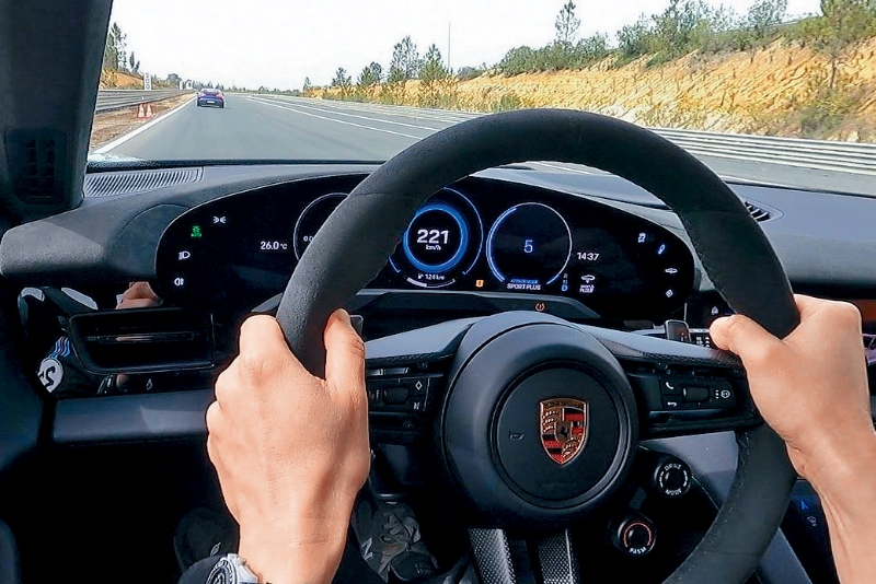 在賽道直路車子輕松跑上221kmh。