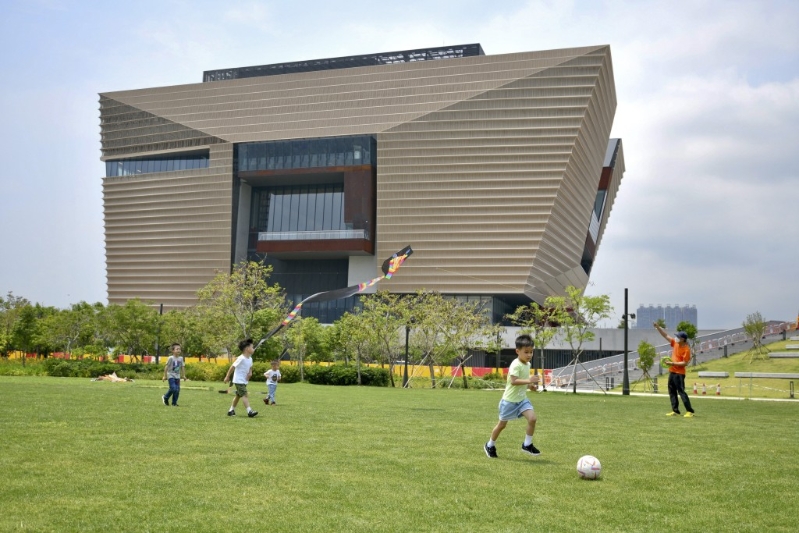 香港故宮文化博物館展出「法國百年時尚」。