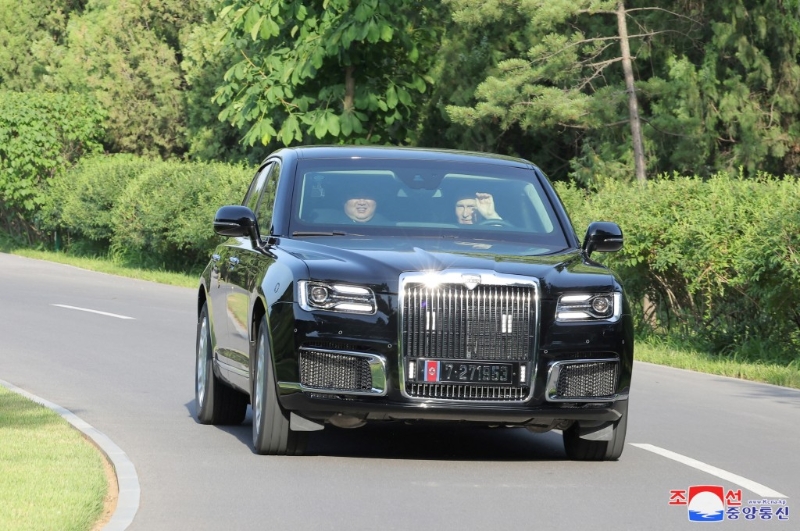 兩人在錦繡山附近兜風。