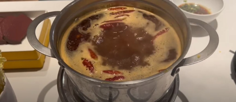 火鍋是一人鍋，每人可以揀自己喜歡的湯底。