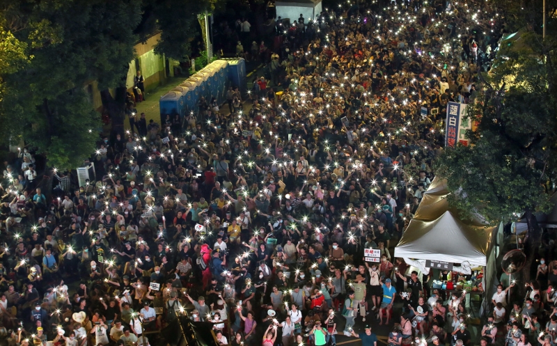 參與青鳥行動的民眾晚間集結在“立院”外 參與青鳥行動的民眾晚間集結在“立院”外