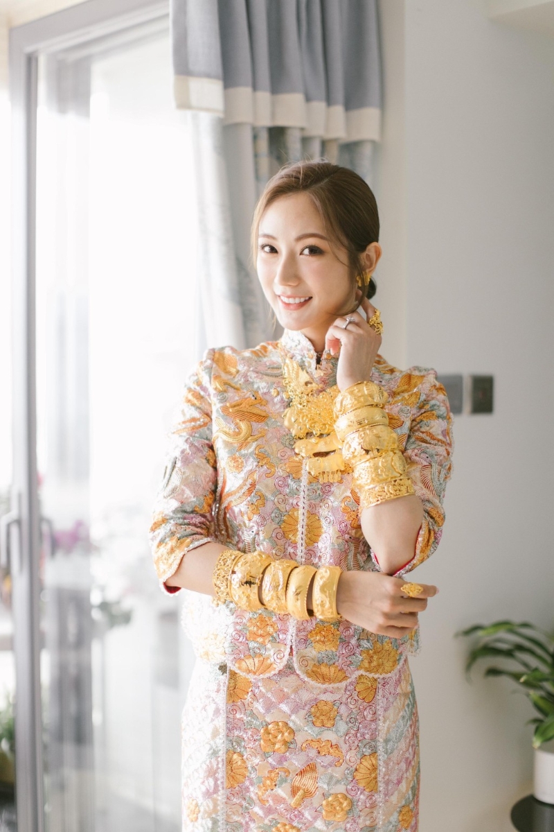 蔡嘉欣去年12月結婚，她穿上中式裙褂，所戴的金器極重手。