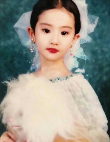 劉亦菲兒時照被贊從小美到大。