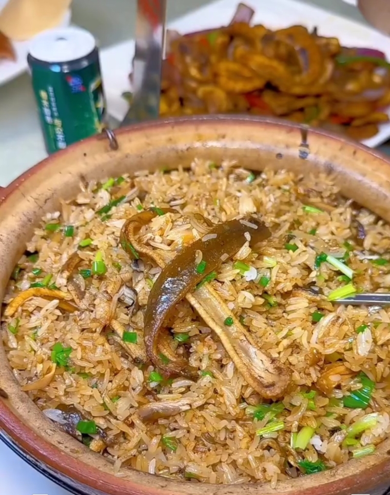 特色黃鱔煲仔飯 特色黃鱔煲仔飯