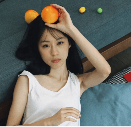 現與模特兒男友于澳洲新西蘭工作假期的新晉女演員田小凝，曾拍攝《憂郁之島》及《浮沉》等電影及短片。