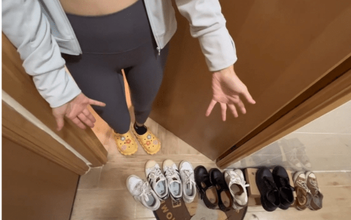 片中所見，劏房是一開四單位， 她與男友會將鞋放門外。