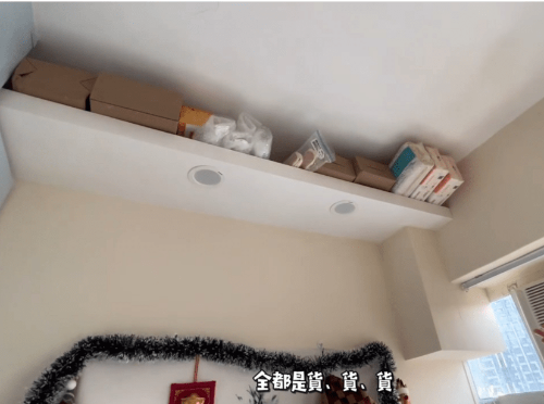 同樣用盡廳的假天花擺貨。