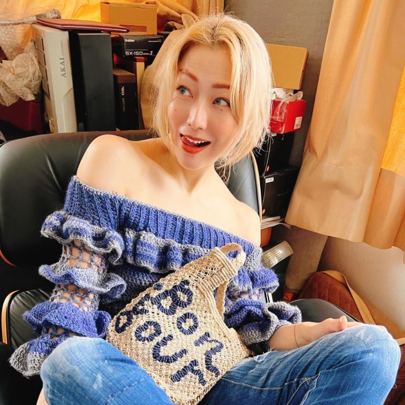 天后鄭秀文穿著露肩上衣及牛仔褲， 配襯The Jacksons的Bonjour Stellina天然黃麻手袋