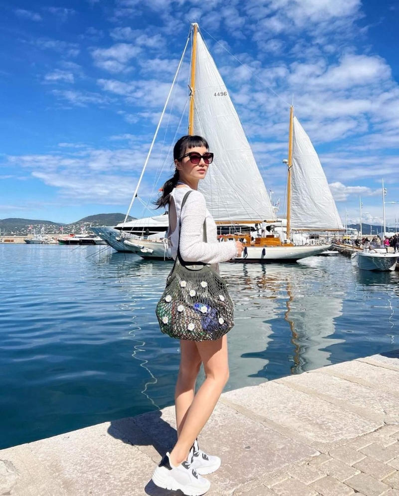 香港女星陳嘉寶以熱褲及波鞋，配搭 Longchamp的Le Pliage Filet帆布拼牛皮網袋