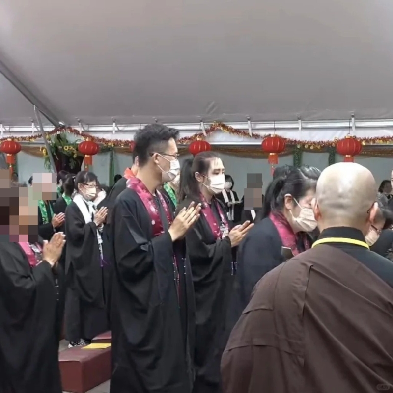 其中一張照片見到王祖賢合十時，身旁就有位高大、戴上眼鏡斯斯文文的男士在其身旁