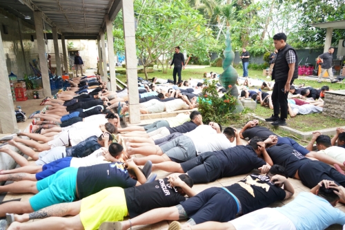 2024年6月26日，印尼移民局突襲了一處在渡假勝地巴厘島的別墅，逮捕了103名外國人。美聯社